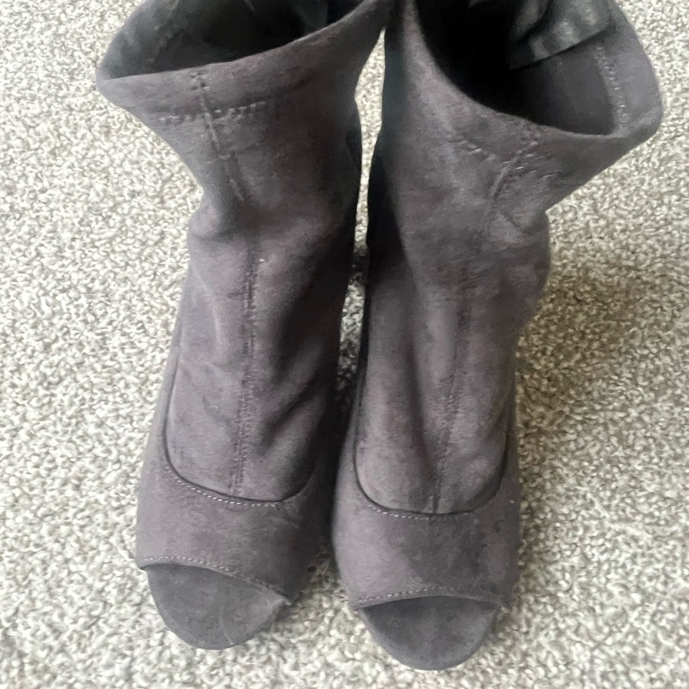 Bamboo size 8 grey heels 3 1/2 inch heel grey suede great condition